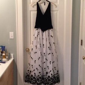 Scott McClintock elegant evening dress. Velvet top